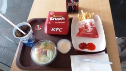 Kentang goreng dan salad pun tambah mantap sensasinya ketika masih crispy dan crunchy (Dokpri di KFC Taman Topi Kota Bogor)