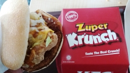 Inilah isi Zuper Krunch yang yummy : keju cheddar, zuper sauce, & 100% fillet dada ayam (Dokpri di KFC Taman Topi Kota Bogor)