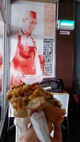 Renyah, gurih, segar, dan halal menjadi indikator utama mutu menu di KFC, termasuk Zuper Krunch yang sensasi lezatnya utuh (Dokpri KFC Taman Topi Kota Bogor)