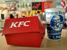 KFC Zuper Krunch dalam kemasan kotak praktis (Image: @angtekkhun)