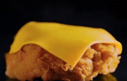Cheddar Cheese berbaring manja di Chicken Patty Zuper Krunch (Image: Youtube KFC)