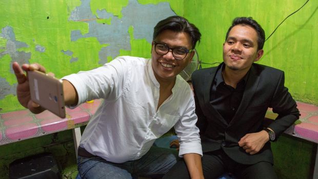 Noor Huda Ismail, sutradara Jihad Selfie & peneliti di Monash University (kiri) bersama Teuku Akbar Maulana yang nyaris terjaring ISIS (kanan). Foto: Sydney Morning Herald Tribune.