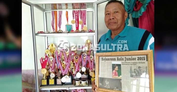 Ayah Apriyani Rahayu, Ameruddin memperlihatkan hasil prestasi sang anak/Cr 1/Zonasultra.com