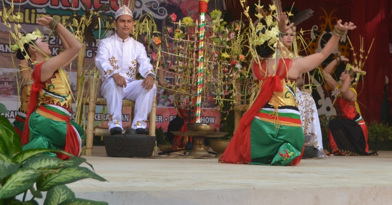 Para Belian penari Dayak Ma'anyan sedang melakukan tarian pada prosesi perkawinan (Dokumentasi Pribadi)
