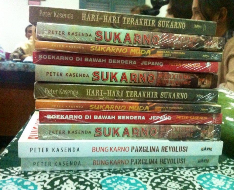 Buku-buku karya Peter Kasenda tentang Soekarno. (Foto: BDHS)
