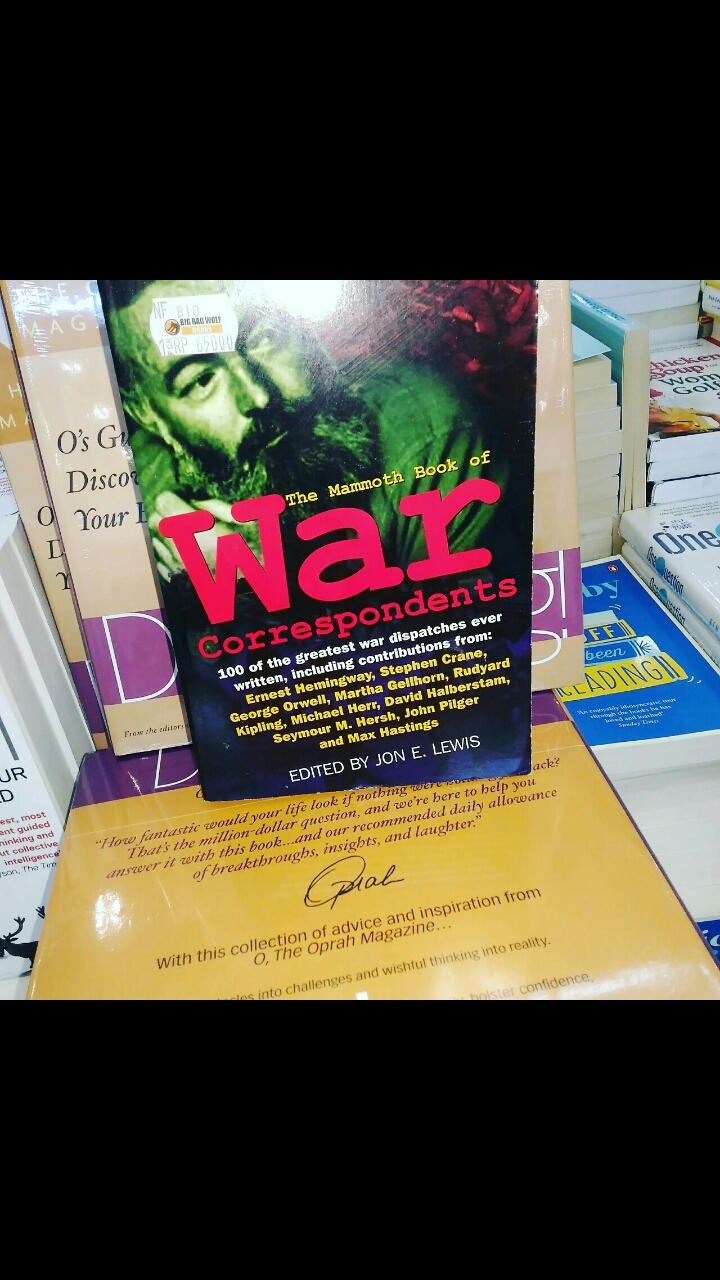 The mamoth book of Correspondent War buku yang memuat kusah pemenggalan james Foley Dok Syifa