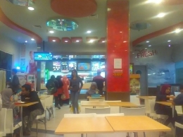 Suasana bagian dalam KFC Pamulang/dokpri