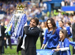 Conte bersama istri dan putri nya kala perayaan gealr juara Liga Inggris/Daily Mail