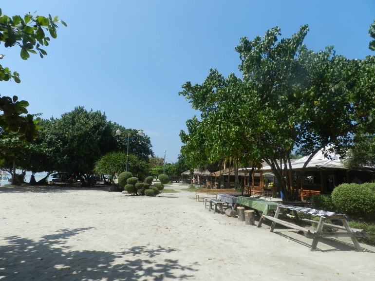 Pantai Pasir Perawan yang bersih dan dikelola mandiri oleh masyarakat Pulau Pari (dok.pribadi)