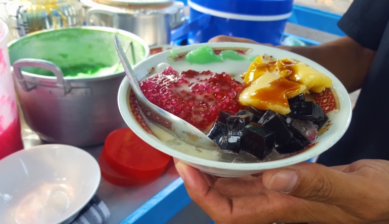 Es Jaipong dengan isian tape singkong, agar-agar, bubur mutiara, bubur sumsum dan gula merah cair (dok. pri).