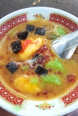 Isian Es Jaipong dengan gula merah cair yang manis (dok. pri).