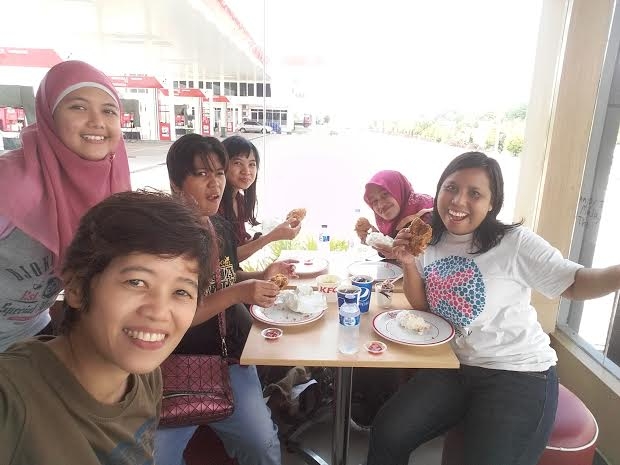 Makan rame-rame di KFC Cipali (dok.yayat)