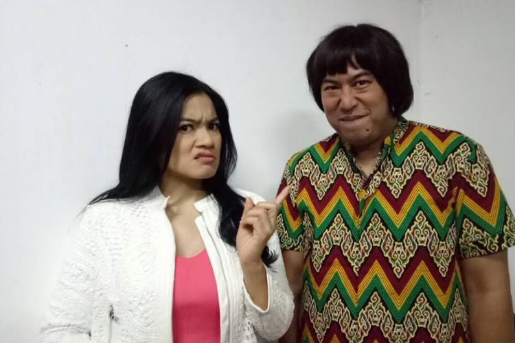 Silvi (Titi Kamal) yang judes bersanding dengan si Raka yang alim tapi cupu (Pandji), tokoh sentral di film Insya Allah, Sah! (foto: dokumen Entertainment Kompas)