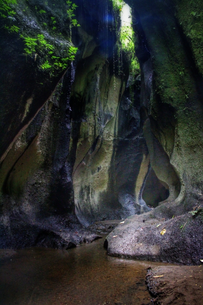 Lorong Gua Menuju Air Terjun Tukad Cepung / dap