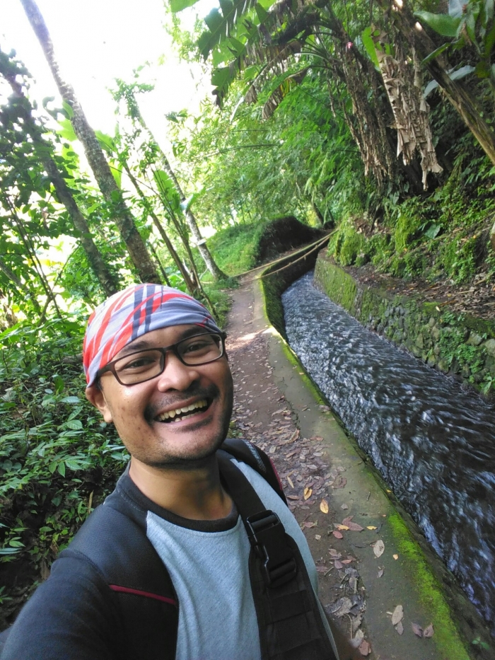 Jalan Setapak Samping Aliran Air / dap