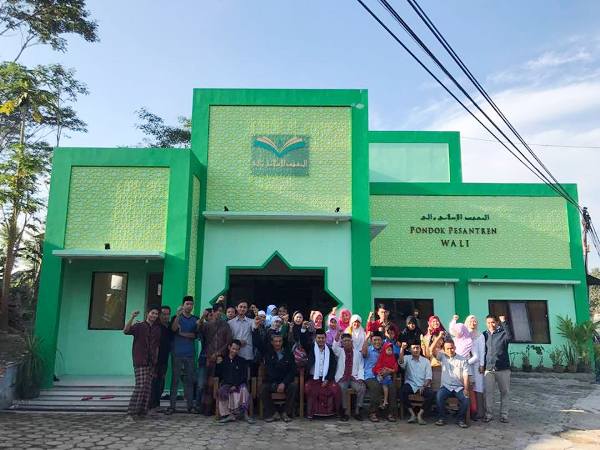Kyai Anis bersama para santri pegiat literasi (foto: dok pri)