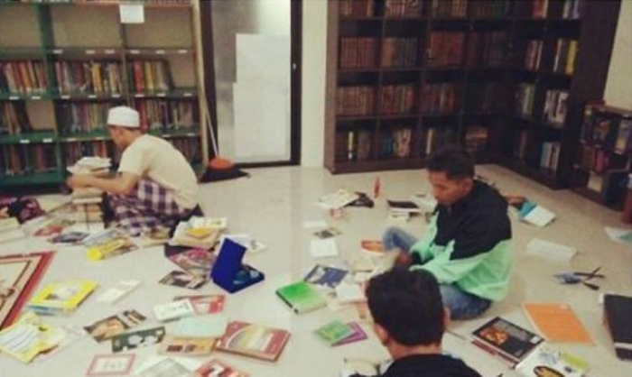 Buku hasil wakaf tengah disortir (foto: dok pri)