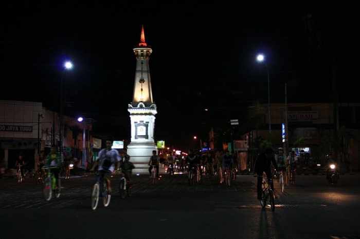 Kawasan Tugu Yogya sering jadi titik temu pesepeda subuh di bulan Ramadan. (sumber foto: flipmagz)