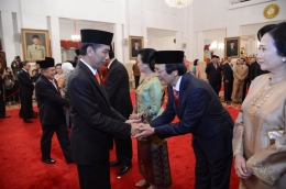 Sudhamek AWS (chairman of GarudaFood Group) berjabat tangan dengan Presiden RI dalam pelantikan Pengarah Unit Kerja Presiden Pembinaan Ideologi Pancasila (UKP PIP) di Istana Negara, Jakarta, Rabu (7/6) pagi