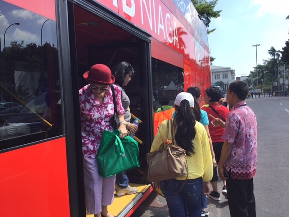 Wisatawan asing turun dari bus pariwisata di kota tua Jakarta (Foto; Dokpri)