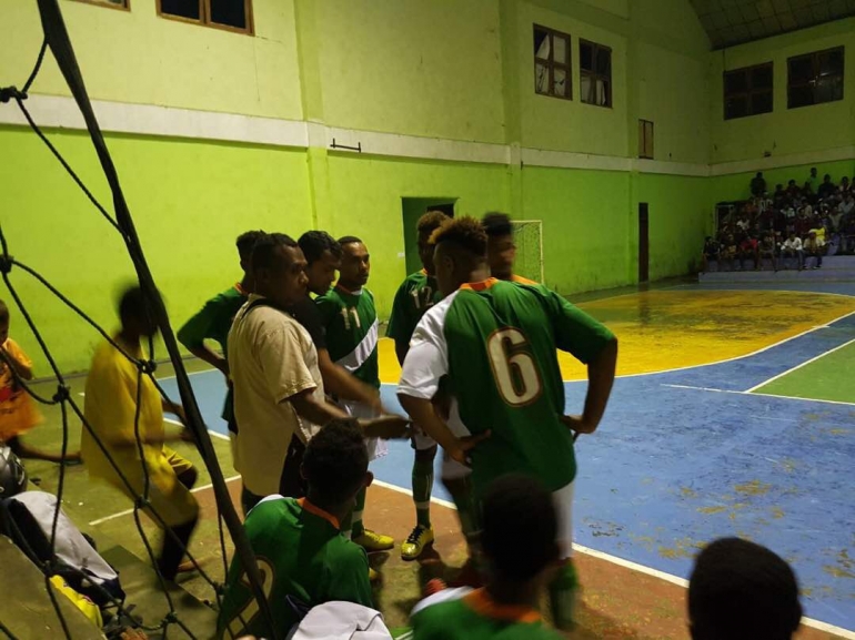 Para pemain dari berbagai agama siap berlaga di tengah lapangan