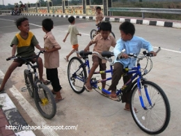 Ada banyak manfaat dari kebiasaan bersepeda pagi bersama teman-teman. (sumber foto: eshape)