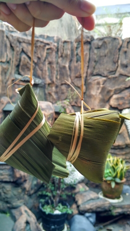 Bakcang yang masih lengkap dengan daun pembungkusnya (Dokumentasi Pribadi)