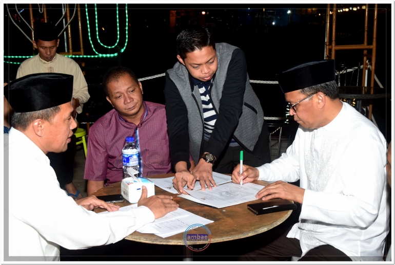 Sabtu dini hari (10/06), Nurdin Abdullah masih di Pantai Seruni Bantaeng menanda tangani beberapa dokumen.