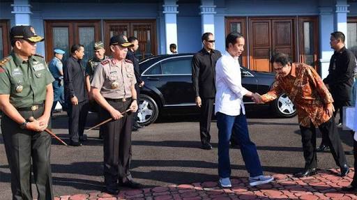 Jins Biru dan Sepatu Sneakers Jokowi Sumber : Facebook Presiden Joko Widodo