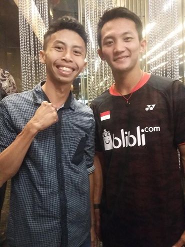 Foto saya bersama Ihsan Maulana Mustofa, salah satu tunggal putra kebanggaan Indonesia (dokpri)