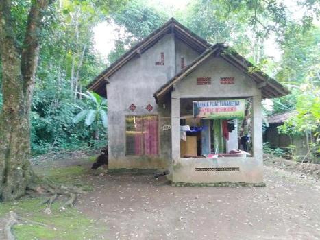 Rumah Siti di tepi jalan raya Suruh-Salatiga (foto: dok pri)