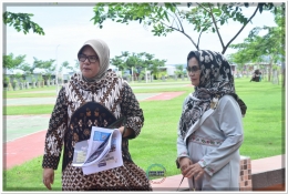 Ketua TP. PKK Kabupaten Bantaeng (kanan) sedang meninjau lokasi rencana pembangunan Taman Bermain Anak yang akan direalisasikan dalam waktu dekat (10/06).