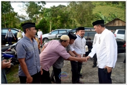 Sejumlah Kepala Desa di Kecamatan Sinoa berebut bersalaman Bupati Bantaeng sebelum acara Buka Puasa Bersama (10/06).