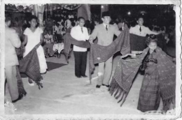 Bung Karno dengan penuh suka-cita menari wanda pa'u, ketika mengunjungi Ende, setelah Indonesia Merdeka. Dalam catatan sejarah, Bung Karno tiga kali berkunjung ke tempat pengasingannya tersebut: tahun 1951, 1954, dan 1957. Foto: athanua.wordpress.com 