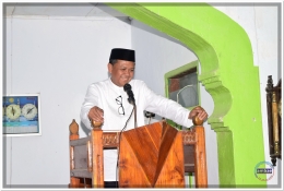 Bupati Bantaeng berbicara di atas podium Masjid Nurul Iman, Kampung Morowa, Desa Bonto Mate'ne, Kecamatan Sinoa, Kabupaten Bantaeng (10/06).
