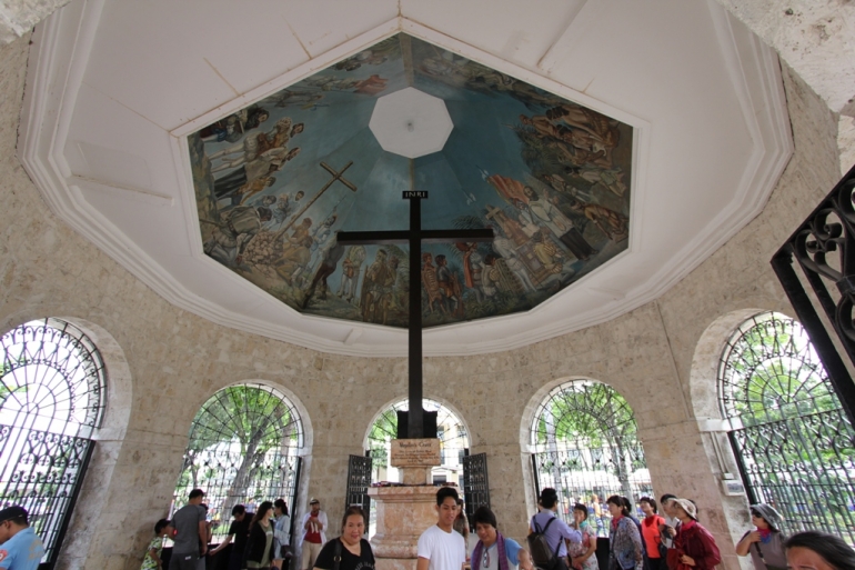 Magellan's Cross yang masih ada sampai sekarang, terletak di dekat Basilica Santo Nino
