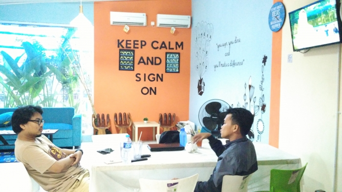 Bang Udin dan Kak Ali lagi ngobrol seru nih (Dok. Pri)