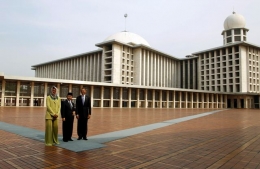 (Om dan Tante Obama saat berkunjung ke Istiqlal, sumber foto www.metrotvnews.com)