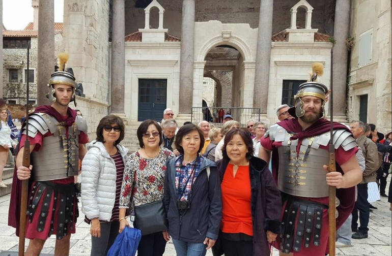 Bila bangsa kita diapit serdadu Dalmatian di Dubrovnik, Croatia. (foto dari Peter Hanadi)