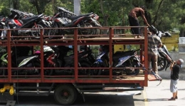 Sepeda motor pemudik yang diangkut dari Jakarta tiba di Solo pada Kamis (24/07/2014). Sumber foto: www.solopos.com
