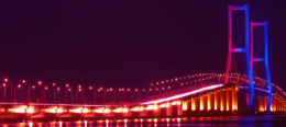 Jembatan Suramadu di malam hari [Foto: Tokopedia.com]