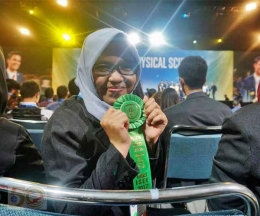Senyum sumringah karena mendapat penghargaan di ajang Intel-Isef 2017 (foto lipi.go.id)