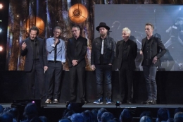 Pearl Jam saat menghadiri acara pengukuhan Rock and Roll Hall of Fame. Sumber : Loudwire