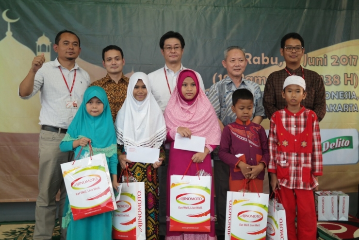Manajemen PT Ajinomoto bersama Anak Yatim Piatu | Sumber: PT Ajinomoto Indonesia
