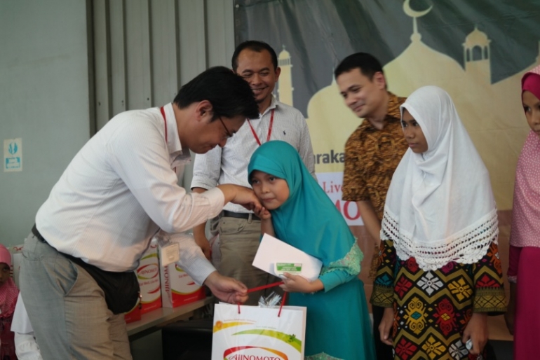 Pemberian santunan kepada anak yatim dan piatu | Sumber: PT Ajinomoto Indonesia