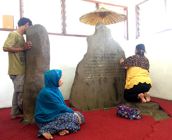 Prasasti Batutulis di depan Istana Batutulis, Bogor.