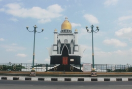 Tugu Giri Menang Square