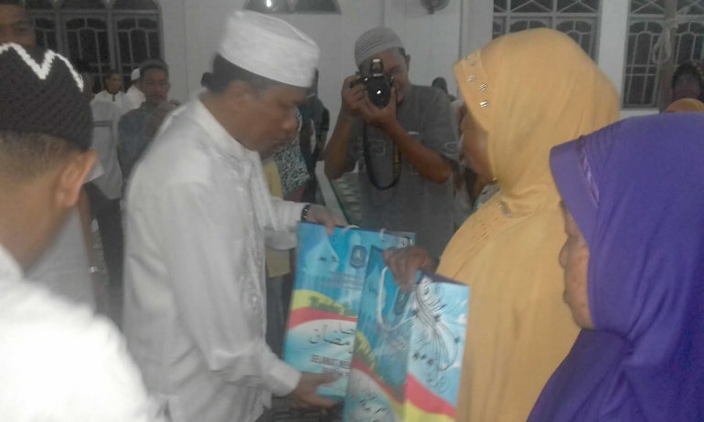 Bantuan untuk kaum dhuafa (foto: Rustian)