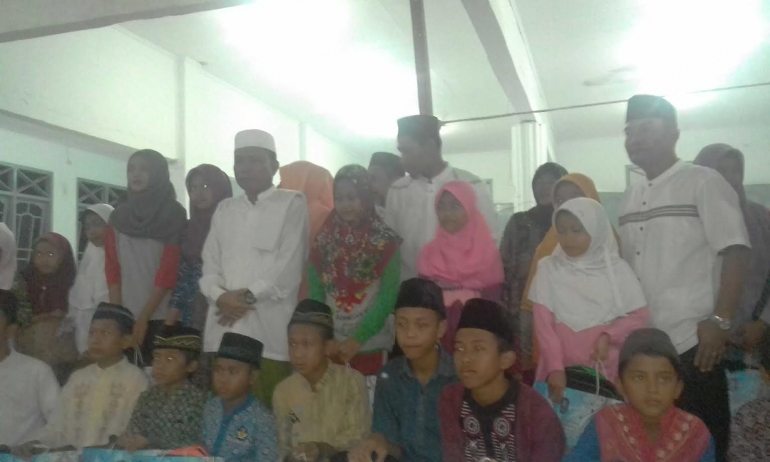 Bersama anak yatim (foto: Rustian)