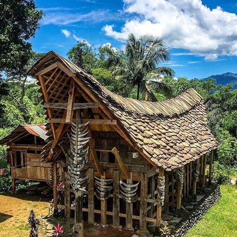 Tongkonan Beratapkan Batu 10 Ton Berusia 700 Tahun oleh Tongkonan Beratapkan Batu 10 Ton Berusia 700 Tahun oleh